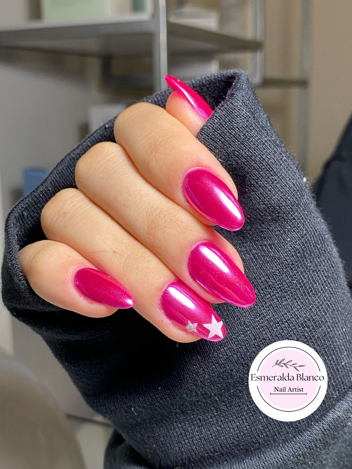 Uñas acrílicas con decoración moderna