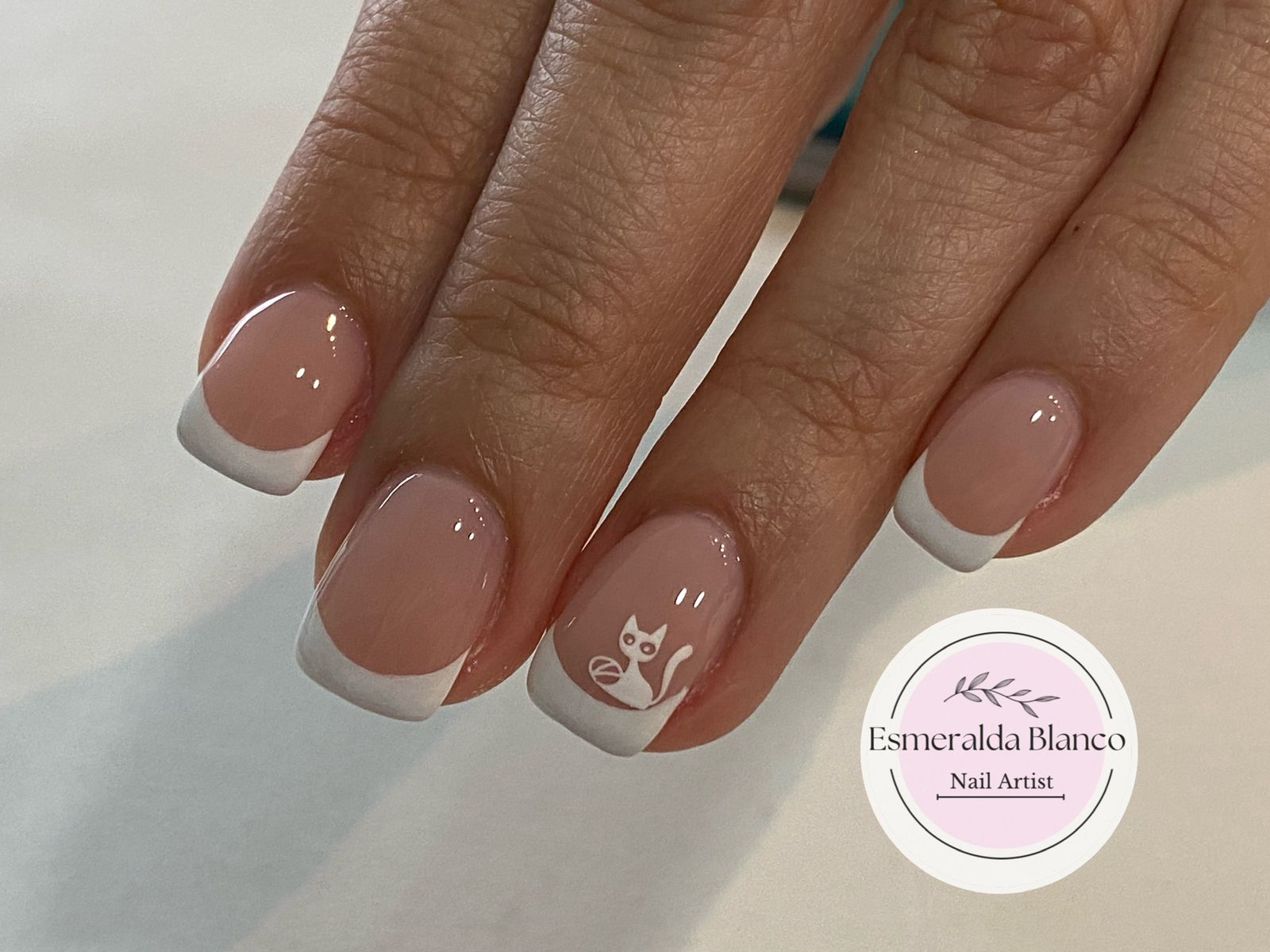 Manicura francesa con diseño elegante