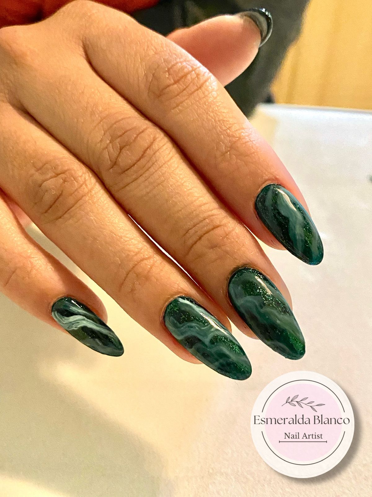 Diseño de uñas acrílicas con decoración floral